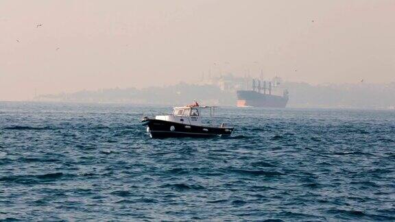 博斯普鲁斯海峡上的渔船-伊斯坦布尔的视角
