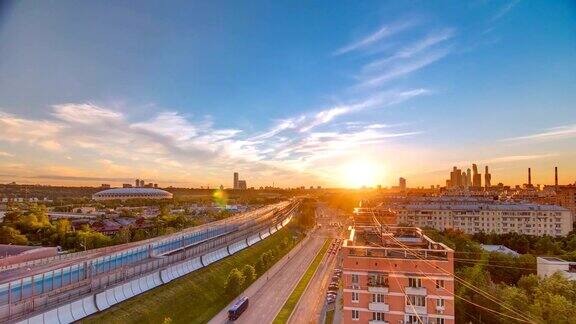 日落时分延时摄影的城市屋顶鸟瞰图俄罗斯