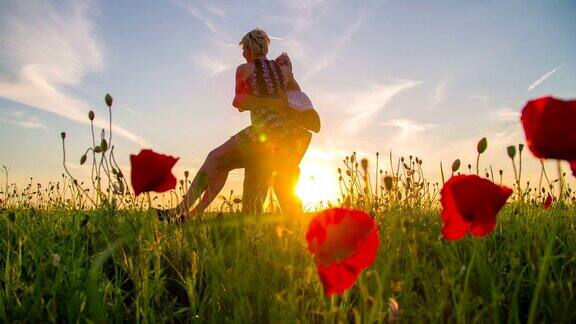 一对相爱的夫妇在草地上拥抱