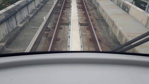 轨道上移动的火车的高角度视图