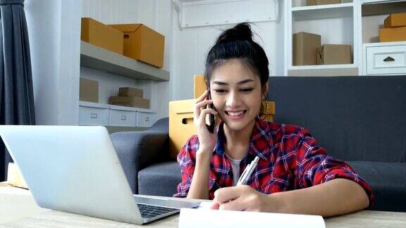 年轻的亚洲女性在家工作年轻的女性业主开始在线业务中小企业交付项目女性在线业务或中小企业概念