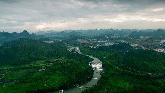 中国贵州安顺清晨山河鸟瞰图