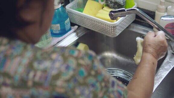 亚洲成熟女人清洗厨房用具