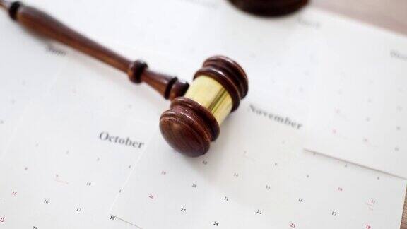 木槌和日历每年提醒法庭或拍卖日历