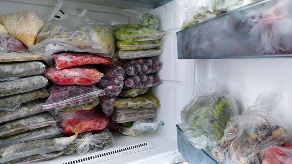 冰箱里装满了天然食品和食品