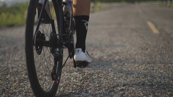骑自行车在乡间的公路自行车来锻炼身体