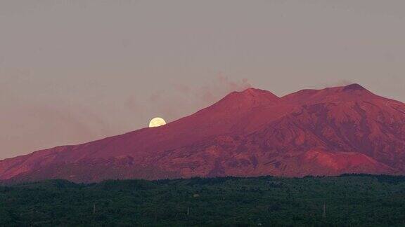 黎明时分意大利西西里岛的埃特纳火山喷发背景是超级月亮