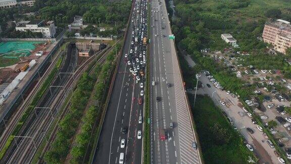 无人机飞过交通堵塞形成的高速公路