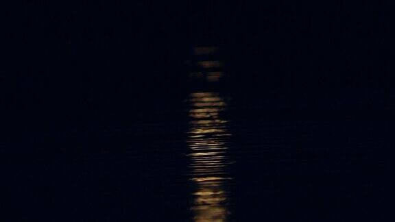 月光反射在海面上