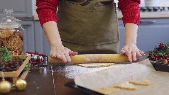 面点厨房的木桌上女厨师用手筛面粉