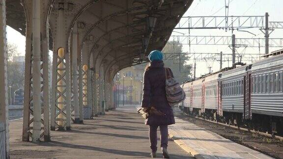 女人在火车站站台上行走