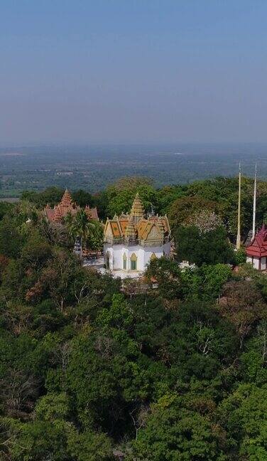 空中拍摄的山顶上的金边Suntuk寺庙