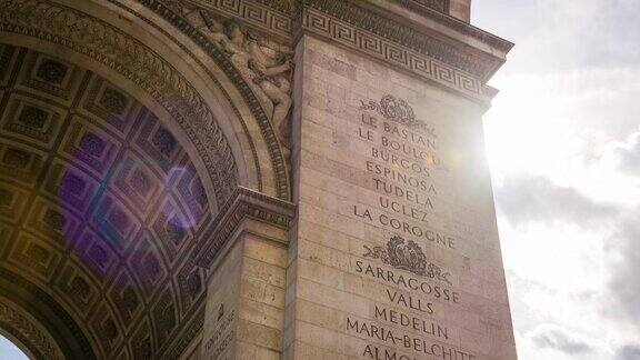在巴黎看凯旋门纪念碑正面的雕刻