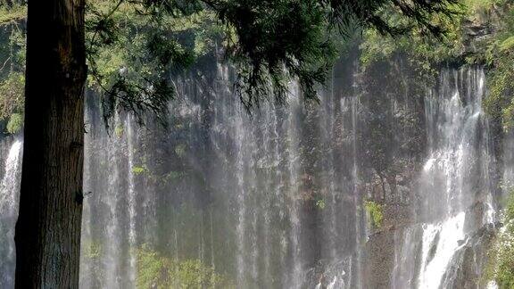 日本白户瀑布石山上的小瀑布