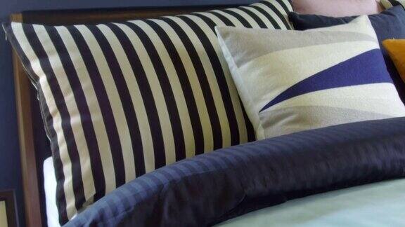 现代条纹床上用品与彩色枕头