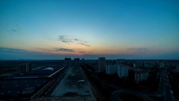 日出背景下的美丽城市从白天到夜晚的视野时间流逝