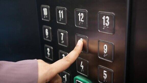 那人按下电梯按钮