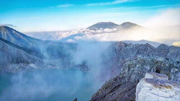 硫雾和移动云在火山湖卡瓦伊真火山印度尼西亚的时间推移