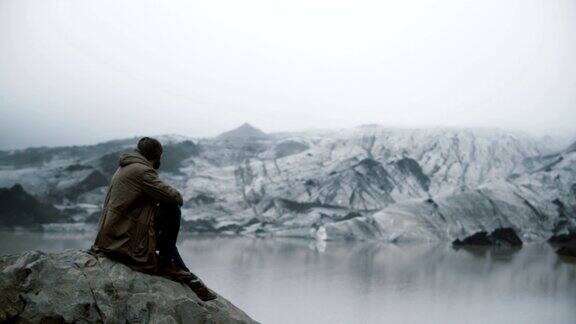 年轻英俊的男子在冰湖享受美丽的冰川景观独自探索冰岛的男性