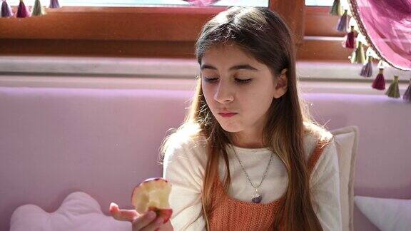 美丽的女孩带着苹果追求健康的生活方式