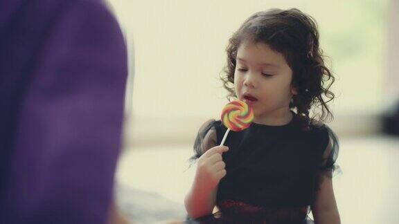 小女孩在吃棒棒糖
