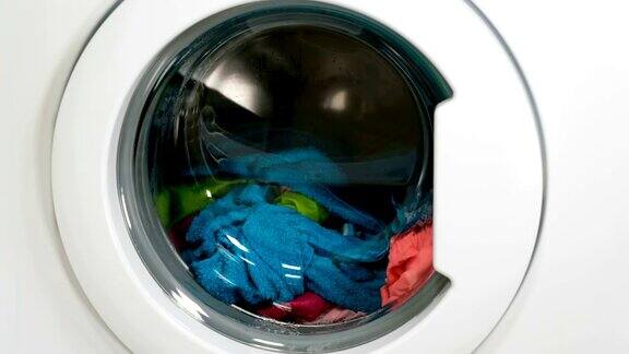 洗衣机正在洗衣服