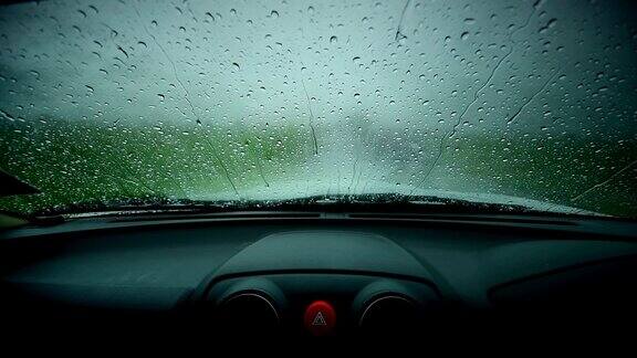 雨淋在玻璃车上