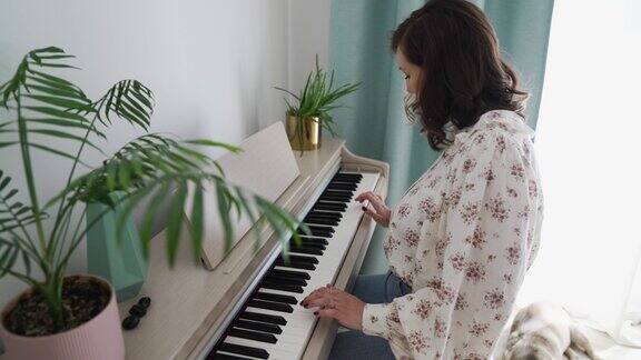 女人在家里弹钢琴