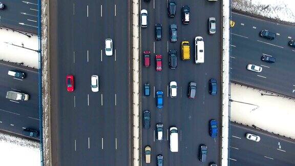 高速公路上的交通俯视图天线