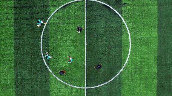 鸟瞰图五人制团队运动员的一个足球场空中露天人造草坪体育场