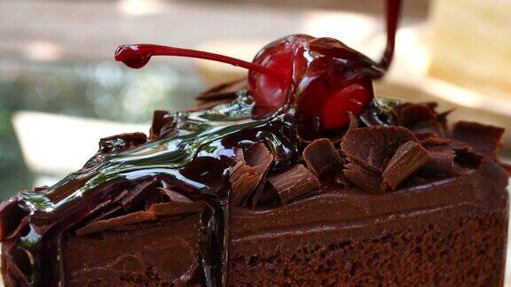 把巧克力酱倒在蛋糕上