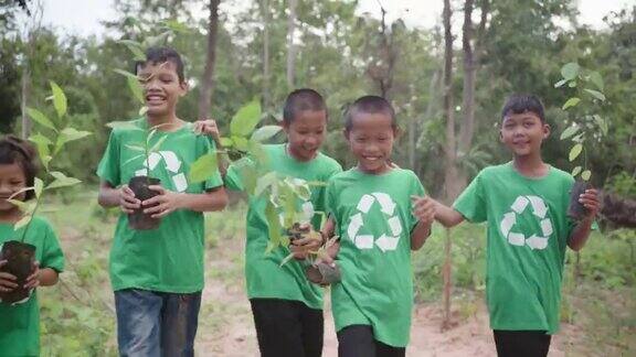 一群环保志愿者在森林里植树地球日