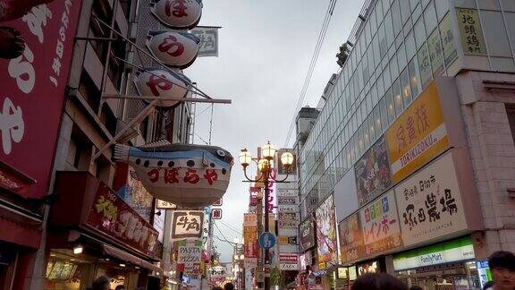 4K步行视角直接在下面日本大阪夜街道顿堀人群拥挤