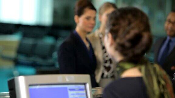机场旅客在售票处办理登机手续
