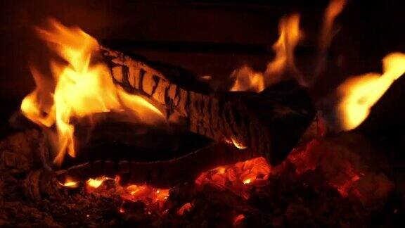 壁炉里的火家里壁炉里的柴火家里的暖气系统
