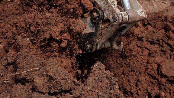 在露天施工现场挖掘机用铲斗铲土