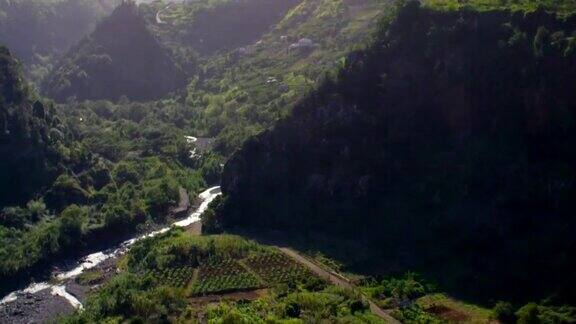 河流在山谷中蜿蜒山景观