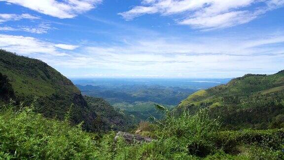 从立顿茶园的座位点俯瞰斯里兰卡的群山