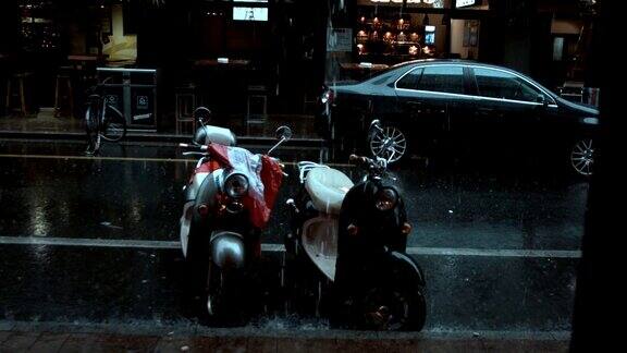 在上海永康路摩托车在雨中停在路上