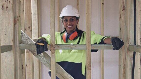 一名女建筑工人在建筑工地的实时视频