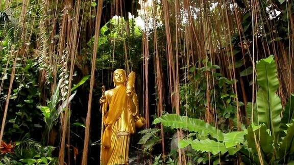 灌木丛中的金色雕塑泰国曼谷金山WatSaket