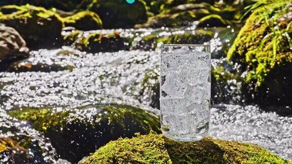 SLOMO盛有碳酸矿泉水和冰块的玻璃杯