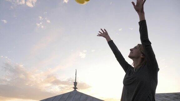 在空中放飞气球的女人