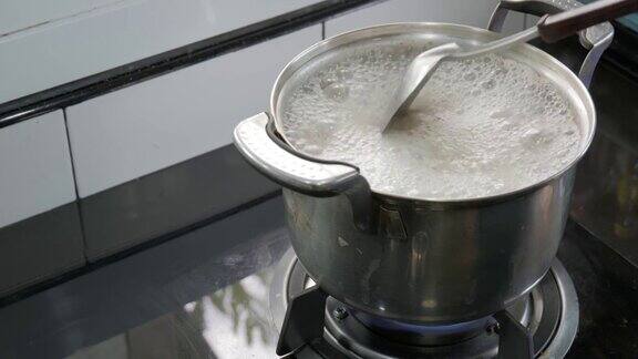 在煤气炉上用不锈钢锅煮汤