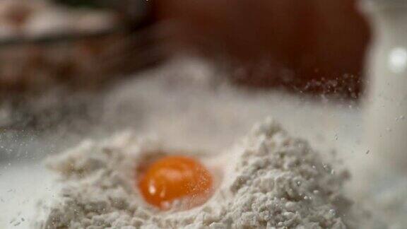 鸡蛋掉到面粉堆里超级慢动作