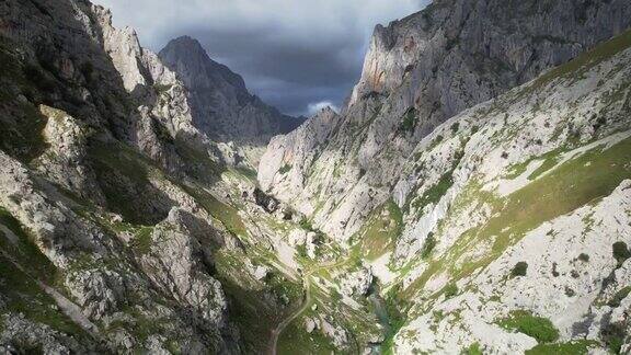 无人机拍摄的崎岖的峡谷