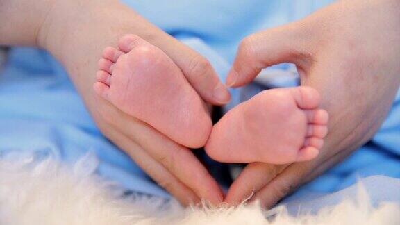 新生儿的脚在妈妈的手中