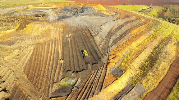 从上面的页岩开采鸟瞰图露天矿重工业是一个排放源