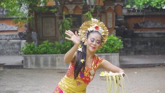 巴厘岛舞者用鸡蛋花表演