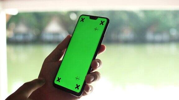 在自然背景下使用绿色屏幕的智能手机色度键